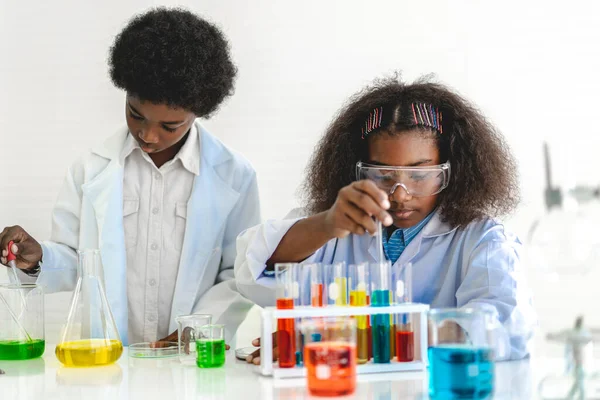 Dois Afro Americanos Bonitinho Menino Menina Estudante Pesquisa Aprendizagem Infantil — Fotografia de Stock