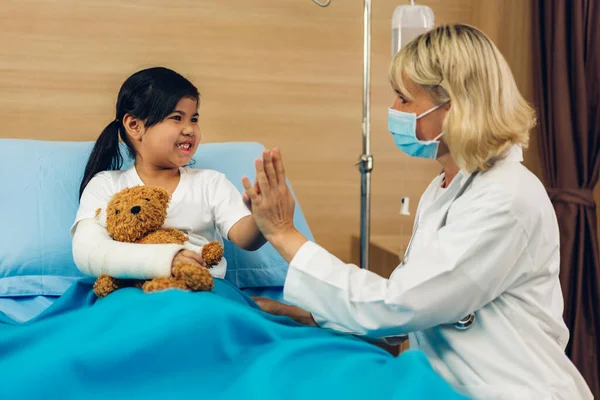 Ärztin Mit Schutzmaske Unterstützt Gespräche Und Beratungen Mit Kleinen Patientinnen — Stockfoto