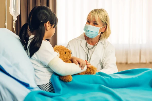 Gülümseyen Kadın Doktor Servisi Küçük Kız Hastayla Konuşma Danışma Konuşmalarını — Stok fotoğraf