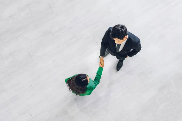 Vista Superior Imagen Dos Socios Comerciales Traje Elegante Apretón Manos — Foto de Stock