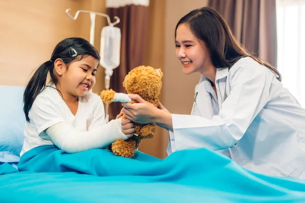 Aziatisch Glimlachen Vrouw Arts Dienst Helpen Ondersteuning Bespreken Overleg Praten — Stockfoto