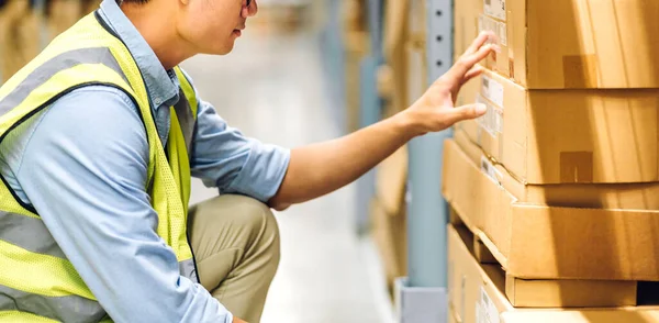 Portret Van Lachende Aziatische Ingenieur Voorman Helmen Man Bestellen Details — Stockfoto