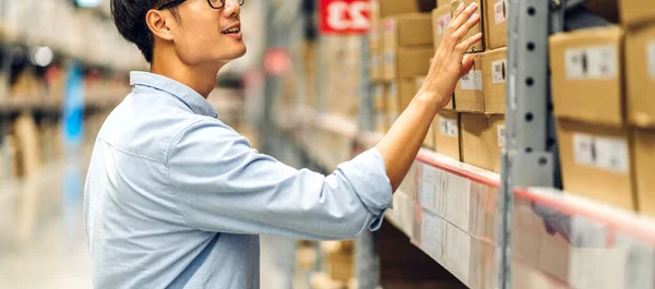 Portret Van Lachende Aziatische Manager Arbeider Staande Bestel Details Controleren — Stockfoto