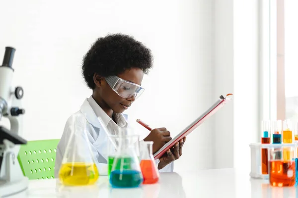 Afro Americano Bonito Menino Estudante Criança Aprendizagem Pesquisa Fazer Experimento — Fotografia de Stock