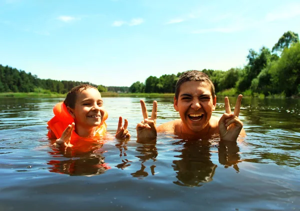 Bambini Nuotano Nel Fiume Fratelli Divertono Acqua — Foto Stock
