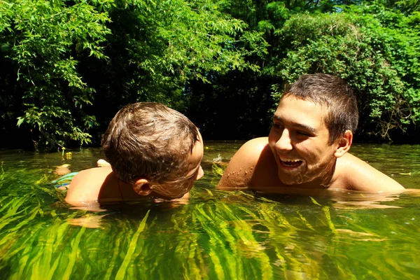 Gyerekek Úszni Folyóba Testvérek Szórakozni Vízben — Stock Fotó