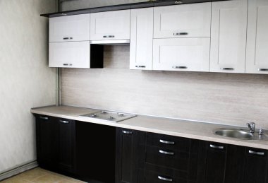 Siyah mutfak. İç tasarım.  