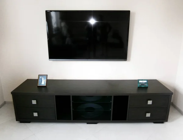 Siyah renkli salon. İç tasarım. 