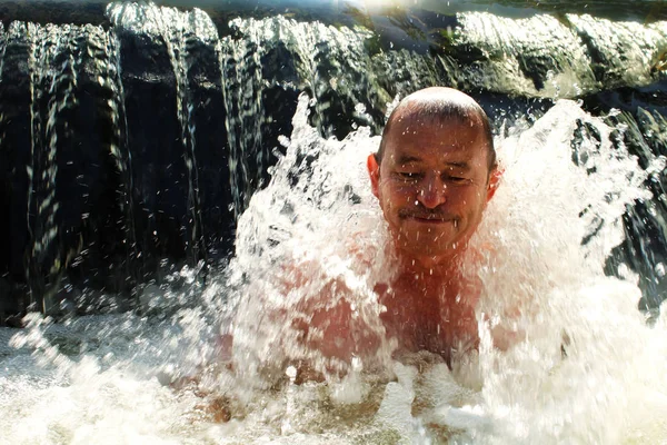 Idős Ember Hideg Vízben Edzés Alatt Egészséges Életmód — Stock Fotó