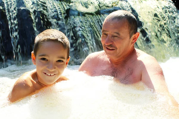 Homme Âgé Avec Petit Garçon Dans Eau Froide Durcissement Mode — Photo