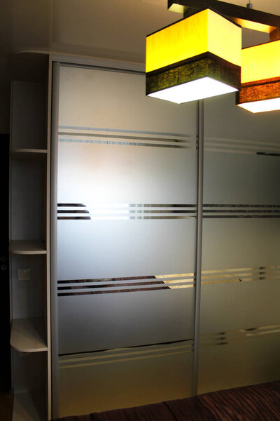 Шкаф с раздвижными дверями. Мебель. Дизайн интерьера