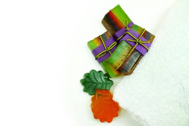 El yapımı sabun. Sabun yapma. Beyaz arka plan üzerinde izole renkli sabun adet