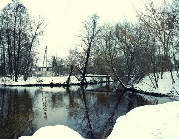Зима Деревне Маленькая Река Фоне Снега — стоковое фото