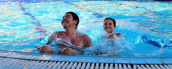 Fratelli Giocare Divertirsi Piscina — Foto Stock