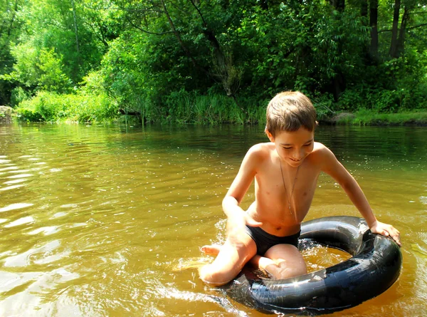 Çocuk Nehirde Şişme Bir Boru Üzerinde Eğleniyor — Stok fotoğraf