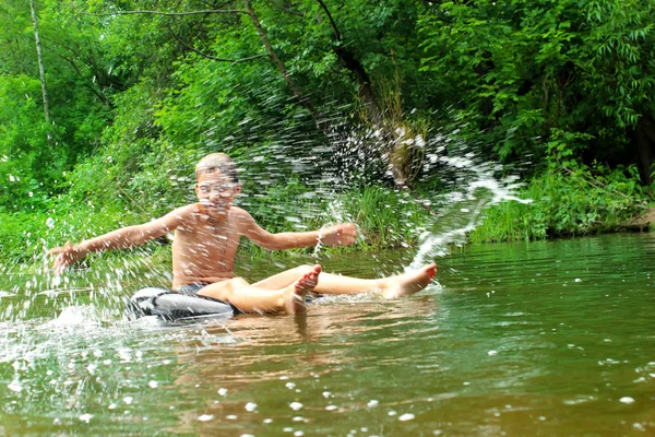 Çocuk Nehirde Şişme Bir Boru Üzerinde Eğleniyor — Stok fotoğraf