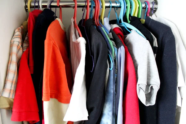 Arka plan görüntüsü olarak giysi ile Dolap. 