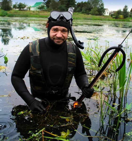 Pêche Lance Homme Combinaison Avec Poisson Pris Sur Front Mer — Photo