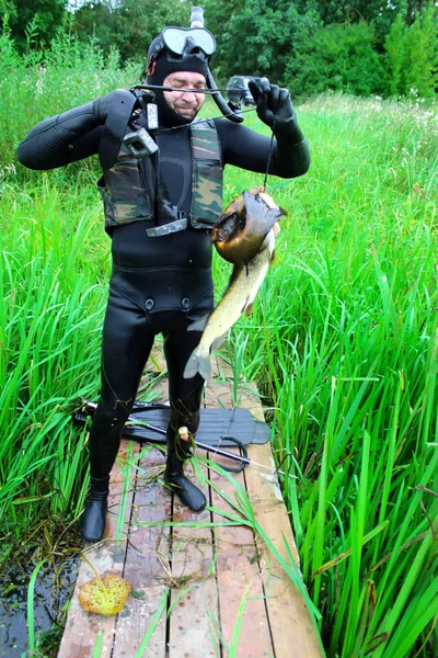 Pêche Lance Homme Combinaison Avec Poisson Pris Sur Front Mer — Photo