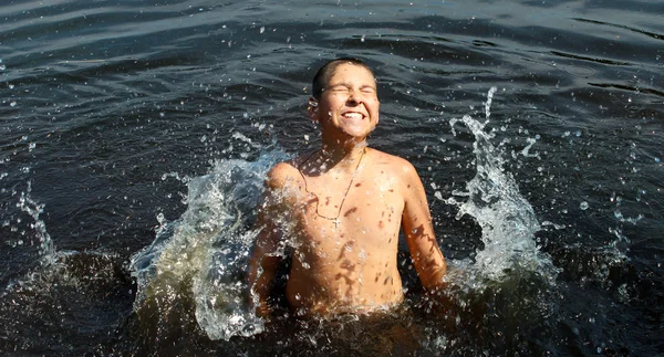 Çocuk Suda Eğleniyor — Stok fotoğraf