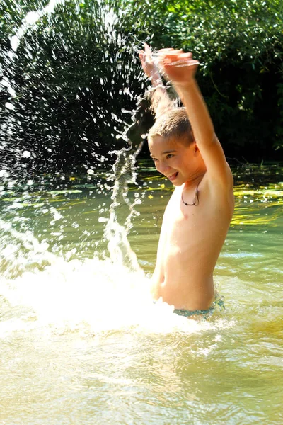 Pojke Leker Vattnet Sommaren — Stockfoto