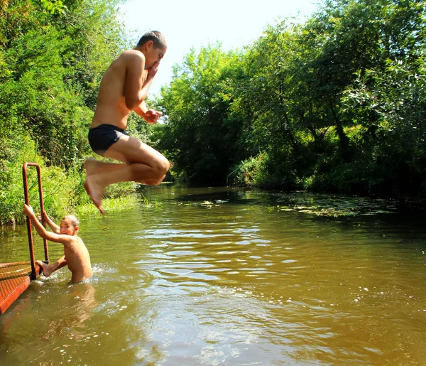 Gyerekek Vízben Játszanak Testvérek Nyáron Folyóban Játszanak — Stock Fotó