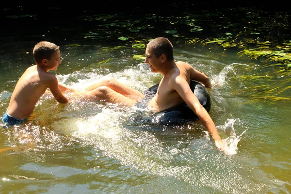Los Niños Juegan Agua Los Hermanos Juegan Río Verano — Foto de Stock