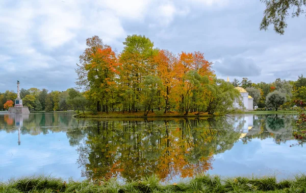 Landschap Het Najaar Park Met Een Meer Een Turks Bad — Stockfoto