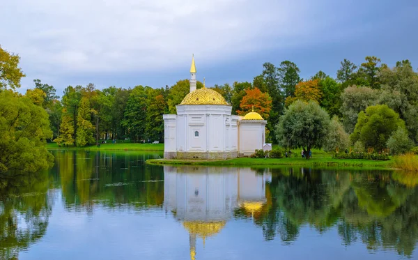 Turkish Bath Gold Domes Wooded Park Shores Lake — Stock Photo, Image