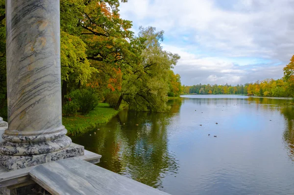 Widok Mostu Marmuru Niebieskie Jeziora Jesienią Park Tle Błękitnego Nieba — Zdjęcie stockowe