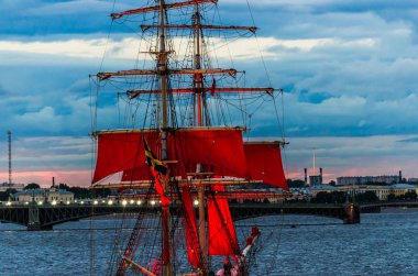 Bir yelken direkler üzerinde kırmızı yelken karşı gece uzay gemisi