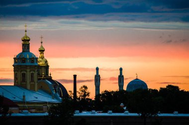 Gece gökyüzü arka plan üzerinde Christian Katedrali ve Müslüman cami siluetleri