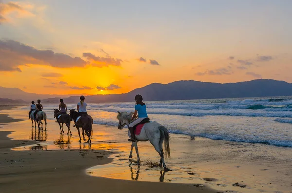 Grupo Chicas Caballo Una Playa Arena Fondo Del Cielo Del — Foto de Stock