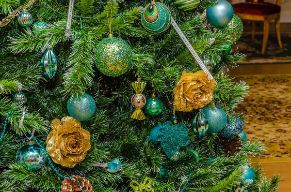 Grauen Glasspielzeug Das Den Zweigen Des Künstlichen Weihnachtsbaums Hängt Mit — Stockfoto
