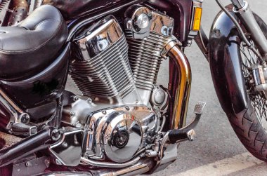 Modern güçlü bir motosiklet motoru bir şehir caddesi, krom parçaları, yakın çekim park.