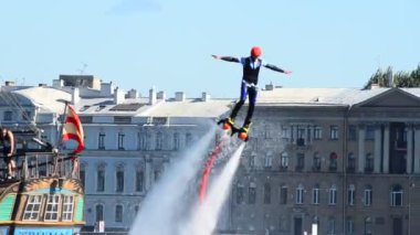 Rusya, St. Petersburg - 15 Ağustos 2015. atlet flynordic bir yelkenli gemi ve gezinti arka plan üzerinde Saint-Petersburg'da Nehir Neva üzerinde karmaşık egzersizleri çeşitli gerçekleştirir