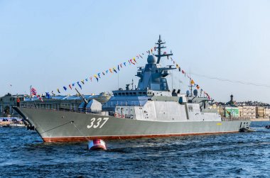 St. Petersburg, Rusya - 26 Temmuz 2019: Neva sularında Rus Donanması günü arifesinde Corvette 