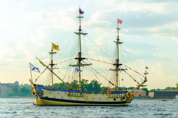 Корабль Полтава Воссоздал Исторический Швартованный Водах Невы Накануне Дня Вмф — стоковое фото