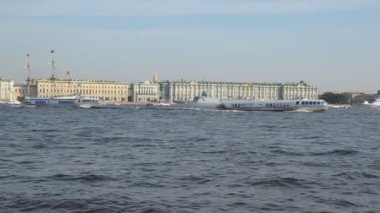 St Petersburg merkezinde Neva nehri Panoraması. Farklı gemiler ve tekneler yolda ve gezinti ve güzel eski binaların arka planda mavi su üzerinde yüzer.