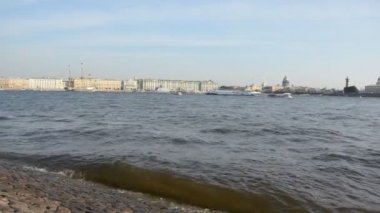 St Petersburg merkezinde Neva nehri Panoraması. Farklı gemiler ve tekneler yolda ve gezinti ve güzel eski binaların arka planda mavi su üzerinde yüzer.