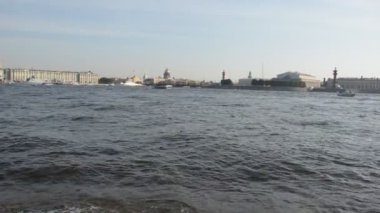 St Petersburg merkezinde Neva nehri Panoraması. Farklı gemiler ve tekneler yolda ve gezinti ve güzel eski binaların arka planda mavi su üzerinde yüzer.