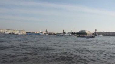 St Petersburg merkezinde Neva nehri Panoraması. Farklı gemiler ve tekneler yolda ve gezinti ve güzel eski binaların arka planda mavi su üzerinde yüzer.