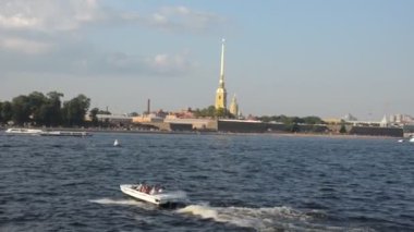 St Petersburg merkezinde Neva nehri Panoraması. Farklı gemiler ve tekneler yolda ve gezinti ve güzel eski binaların arka planda mavi su üzerinde yüzer.
