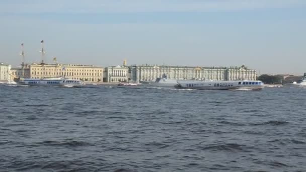 Petersburg Merkezinde Neva Nehri Panoraması Farklı Gemiler Tekneler Yolda Gezinti — Stok video