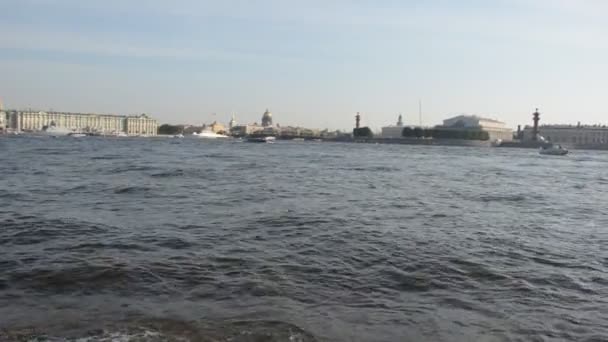Petersburg Merkezinde Neva Nehri Panoraması Farklı Gemiler Tekneler Yolda Gezinti — Stok video