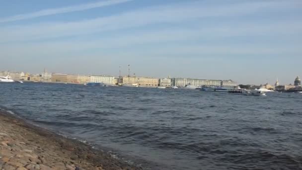 Petersburg Merkezinde Neva Nehri Panoraması Farklı Gemiler Tekneler Yolda Gezinti — Stok video