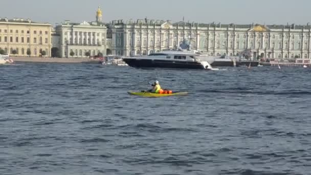 Petersburg Merkezinde Neva Nehri Panoraması Farklı Gemiler Tekneler Yolda Gezinti — Stok video