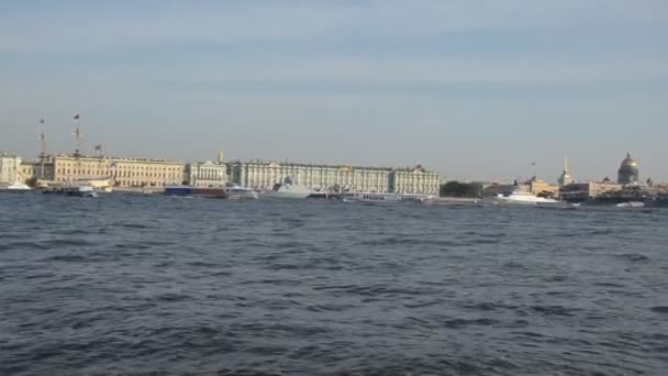 Petersburg Merkezinde Neva Nehri Panoraması Farklı Gemiler Tekneler Yolda Gezinti — Stok video