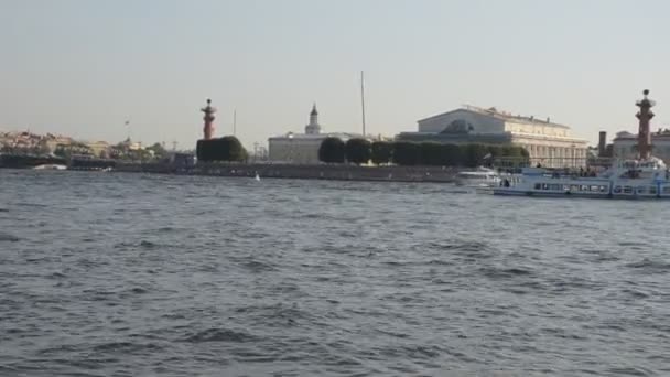 Petersburg Merkezinde Neva Nehri Panoraması Farklı Gemiler Tekneler Yolda Gezinti — Stok video