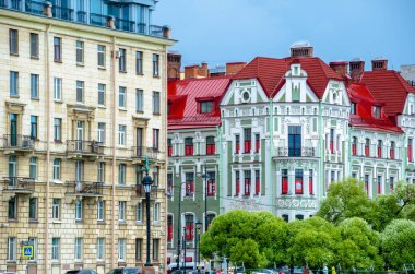 Bulutlu gökyüzünün arka planda bir yaz akşamı tarihi, renkli binalar ile Kentsel manzara.
